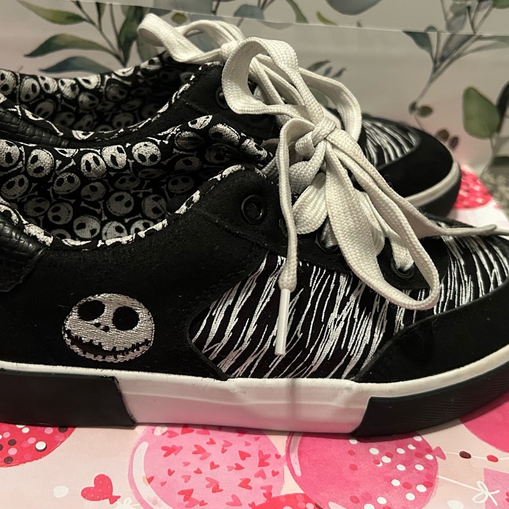 Disney Black and White Sneakers with Low-Top Design and Textured Fabric
